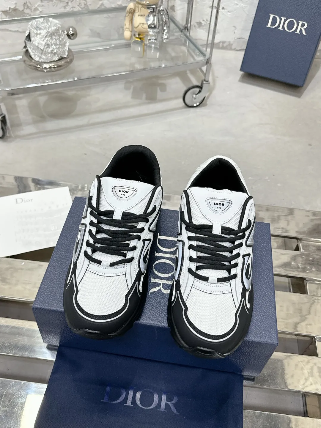 Men's men's shoes 💰600❤️❤️❤️High version Dior Dior's latest color matching B30 series reflective dad sneakers original 17380💰 purchased for development and production Brand new B30 sneakers Dad Shoes style shoes that follow the trend of the retro market The Dior logo on the tongue also indicates that this pair of shoes is the B30 model! B30 uses fine-textured leather and mesh cloth materials to form a shoe body. There are conspicuous letters CD on both sides of the shoe body to indicate identity. Many lines on the shoe body outline details to make the shoes look less monotonous and full of retro flavor. The delivery counter is exquisitely packaged🛍📦 ▪️Fabric: Original customized technical fabric + mesh ▪️Inner lining: Customized breathable lining ▪️Outsole: Original molded IP foam + TPU outsole ▪️Sole thickness: 3.5CM ▪️Size: Women’s size 35-40 / Men’s size 39-46